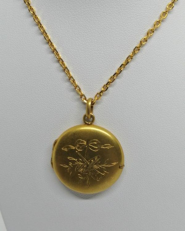Pendentif en plaqué or jaune, porte-photo, avec décor trompette et ruban, Art Nouveau.