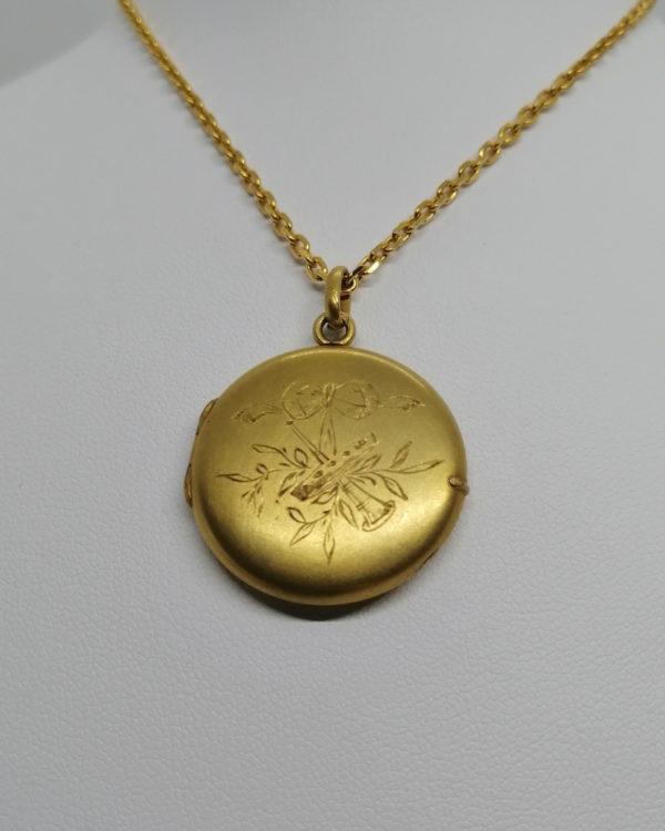 Pendentif en plaqué or jaune, porte-photo, avec décor trompette et ruban, Art Nouveau. – Image 2