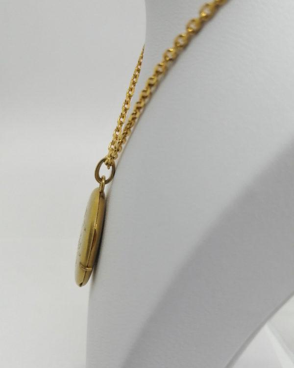 Pendentif en plaqué or jaune, porte-photo, avec décor trompette et ruban, Art Nouveau. – Image 3