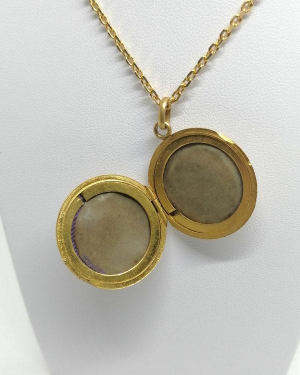 Pendentif en plaqué or jaune, porte-photo, avec décor trompette et ruban, Art Nouveau. – Image 4