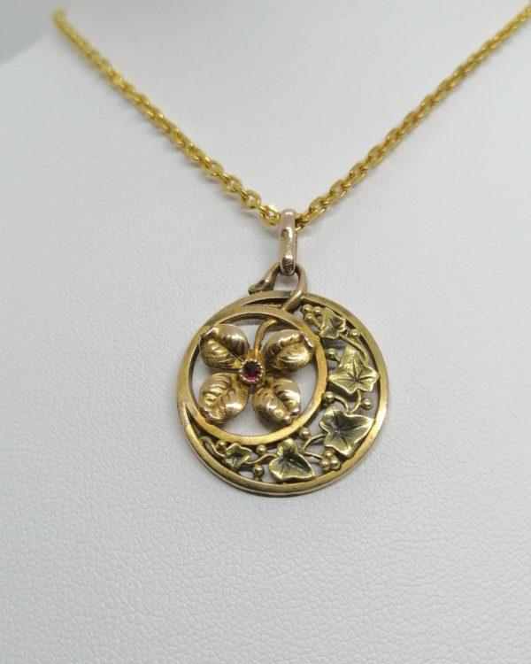 Pendentif en plaqué or rose et vert, motif de trèfle à quatre feuilles, Art Nouveau.