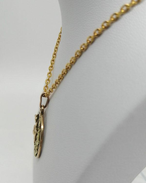 Pendentif en plaqué or rose et vert, motif de trèfle à quatre feuilles, Art Nouveau. – Image 3