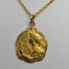 Pendentif en plaqué or, jeune femme à la lyre, signé Becker, Art Nouveau vers 1900.