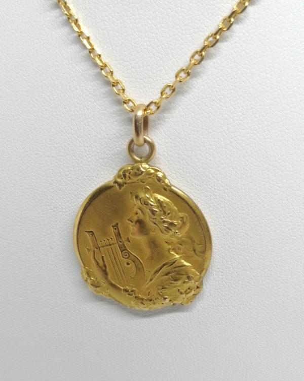 Pendentif en plaqué or, jeune femme à la lyre, signé Becker, Art Nouveau vers 1900. – Image 2