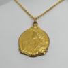 Pendentif en plaqué or, jeune femme à la lyre, signé Becker, Art Nouveau vers 1900. – Image 3