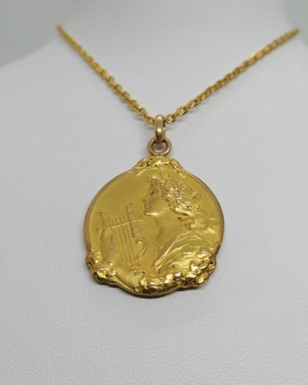 Pendentif en plaqué or, jeune femme à la lyre, signé Becker, Art Nouveau vers 1900. – Image 3