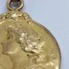 Pendentif en plaqué or, jeune femme à la lyre, signé Becker, Art Nouveau vers 1900. – Image 4