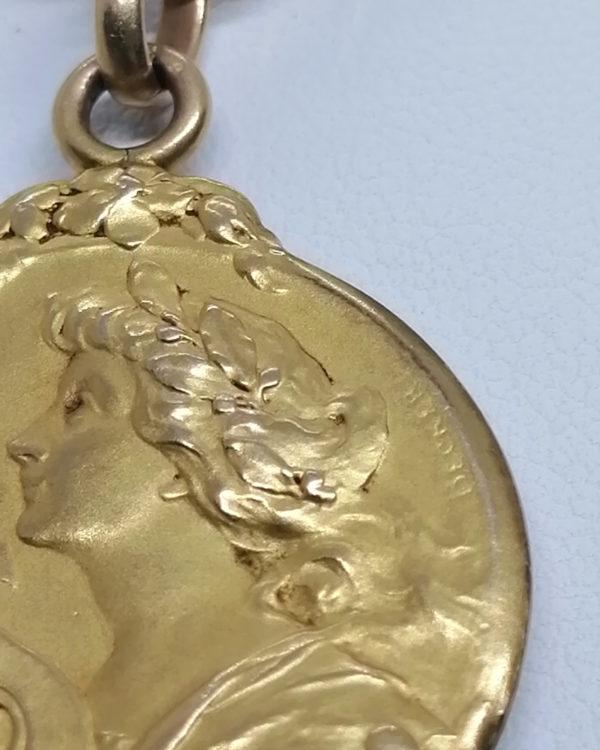 Pendentif en plaqué or, jeune femme à la lyre, signé Becker, Art Nouveau vers 1900. – Image 4