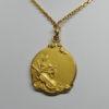 Pendentif en plaqué or, jeune femme à la lyre, signé Becker, Art Nouveau vers 1900. – Image 6