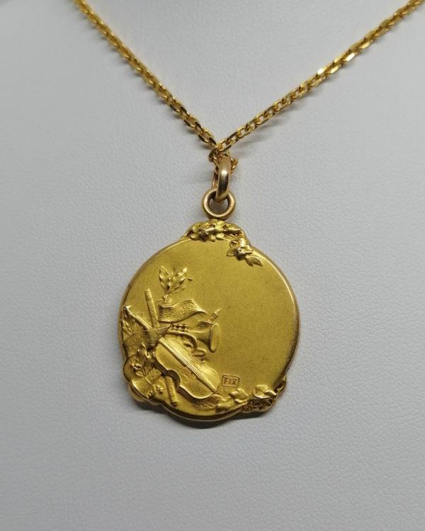Pendentif en plaqué or, jeune femme à la lyre, signé Becker, Art Nouveau vers 1900. – Image 6