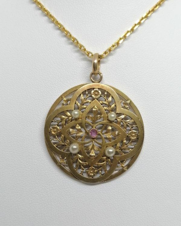 Pendentif plaqué or, rond , ajouré et motifs de fleurs et feuillages, Art Nouveau.