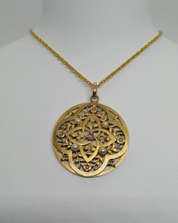 Pendentif plaqué or, rond , ajouré et motifs de fleurs et feuillages, Art Nouveau. – Image 2