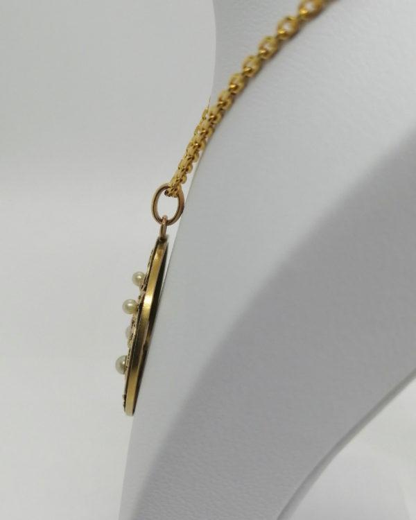 Pendentif plaqué or, rond , ajouré et motifs de fleurs et feuillages, Art Nouveau. – Image 3