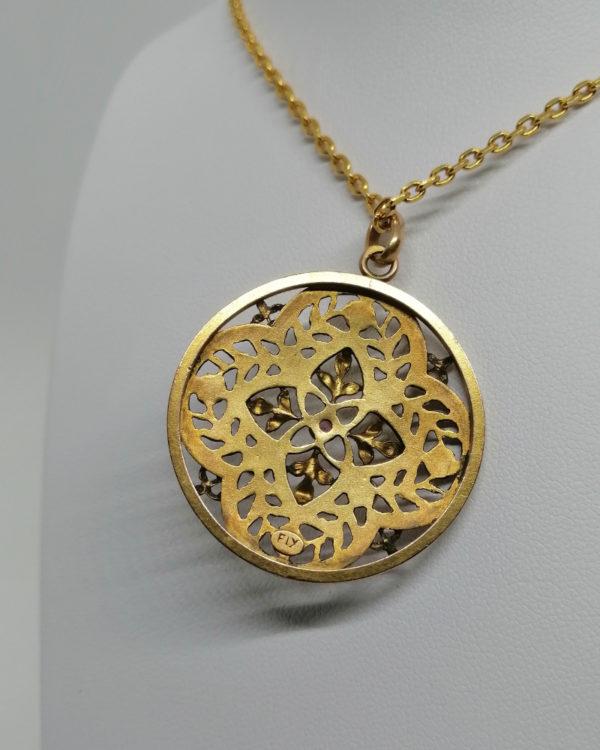 Pendentif plaqué or, rond , ajouré et motifs de fleurs et feuillages, Art Nouveau. – Image 4