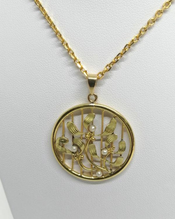 Pendentif en plaqué or jaune, ajouré et motif de gui, perles fines, Art Nouveau.