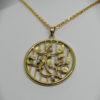 Pendentif en plaqué or jaune, ajouré et motif de gui, perles fines, Art Nouveau. – Image 2