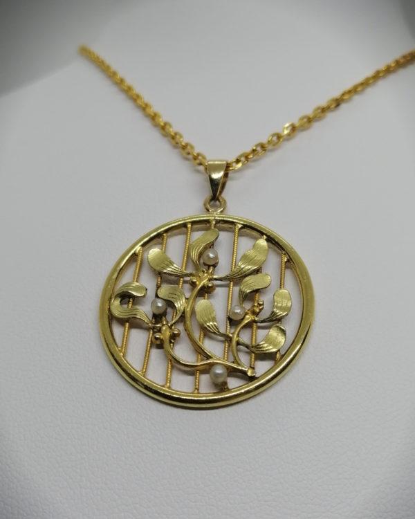 Pendentif en plaqué or jaune, ajouré et motif de gui, perles fines, Art Nouveau. – Image 2