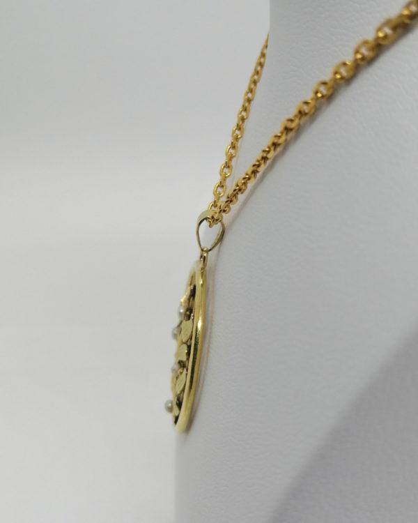 Pendentif en plaqué or jaune, ajouré et motif de gui, perles fines, Art Nouveau. – Image 3
