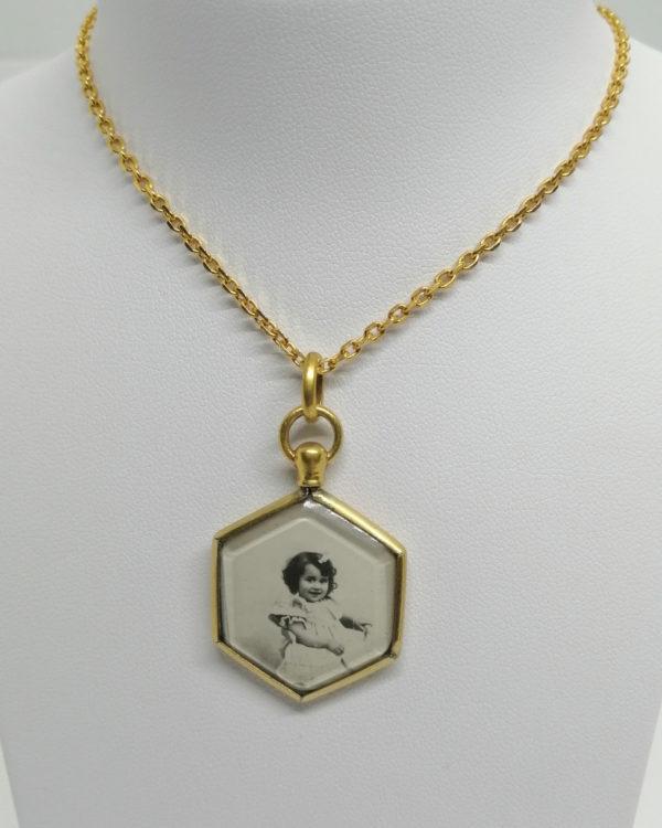 Pendentif, porte-photo en plaqué or, de forme hexagonale.
