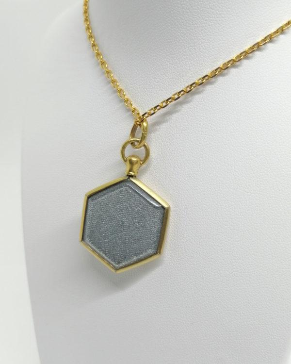 Pendentif, porte-photo en plaqué or, de forme hexagonale. – Image 3