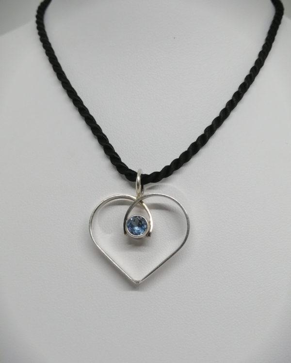 Pendentif argent , en forme de coeur avec au centre une pierre bleu de synthèse.