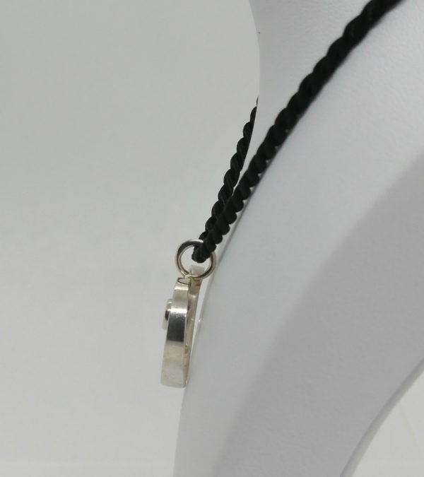 Pendentif argent , en forme de coeur avec au centre une pierre bleu de synthèse. – Image 2