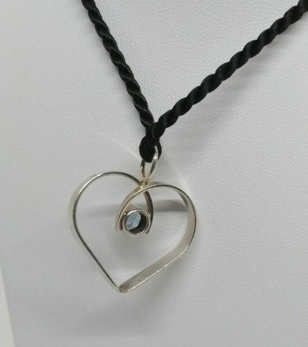 Pendentif argent , en forme de coeur avec au centre une pierre bleu de synthèse. – Image 3