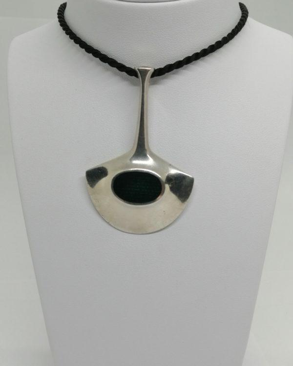 Pendentif argent, de forme couperet, intérieur en émail guilloché, signé David Andersen, Norvège, vers 1960.