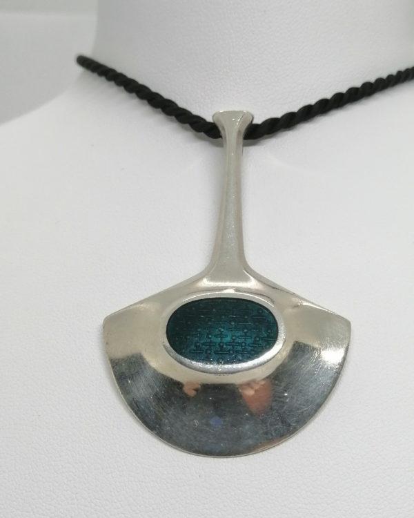 Pendentif argent, de forme couperet, intérieur en émail guilloché, signé David Andersen, Norvège, vers 1960. – Image 2