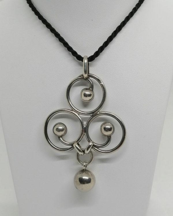Pendentif argent, avec cercles et boules, Français vers 1960-70.