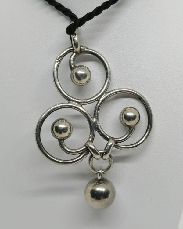 Pendentif argent, avec cercles et boules, Français vers 1960-70. – Image 3