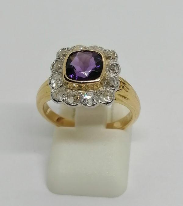 Bague en or jaune, améthyste de taille coussin et entourage diamants, vers 1925.