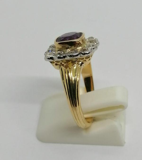 Bague en or jaune, améthyste de taille coussin et entourage diamants, vers 1925. – Image 2