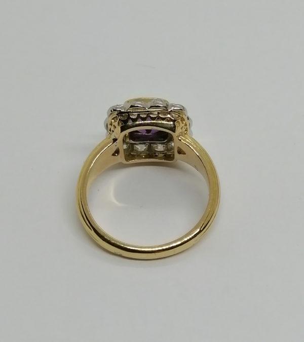 Bague en or jaune, améthyste de taille coussin et entourage diamants, vers 1925. – Image 3