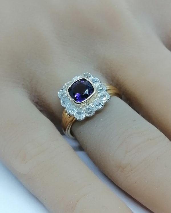 Bague en or jaune, améthyste de taille coussin et entourage diamants, vers 1925. – Image 4