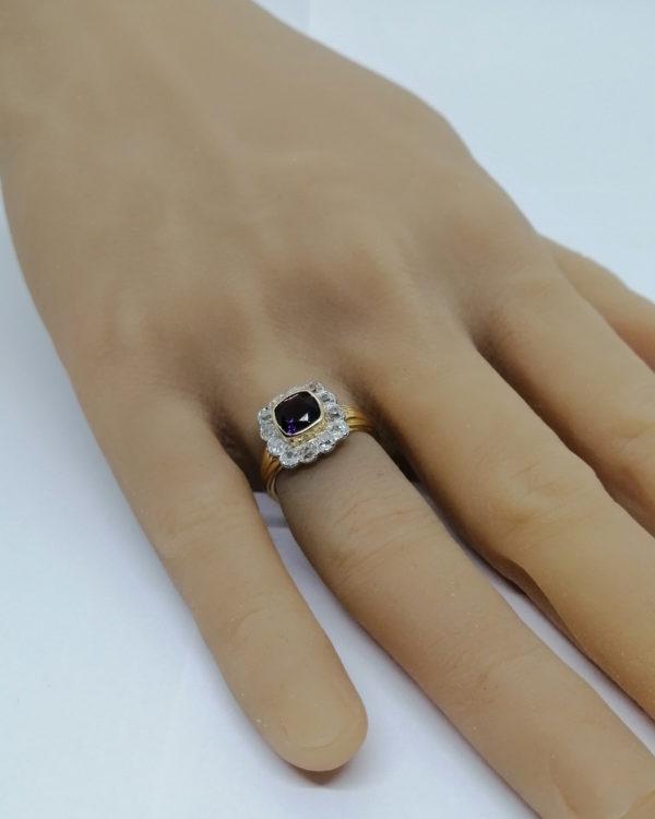 Bague en or jaune, améthyste de taille coussin et entourage diamants, vers 1925. – Image 6
