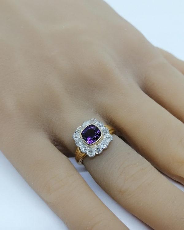 Bague en or jaune, améthyste de taille coussin et entourage diamants, vers 1925. – Image 5