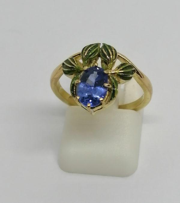 Bague or jaune, avec saphir de Ceylan, et travail de feuillage en émaillé, Art Nouveau, vers 1900.