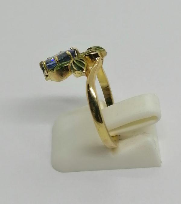 Bague or jaune, avec saphir de Ceylan, et travail de feuillage en émaillé, Art Nouveau, vers 1900. – Image 2