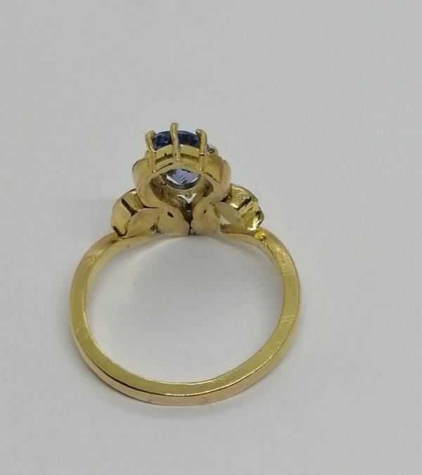 Bague or jaune, avec saphir de Ceylan, et travail de feuillage en émaillé, Art Nouveau, vers 1900. – Image 3