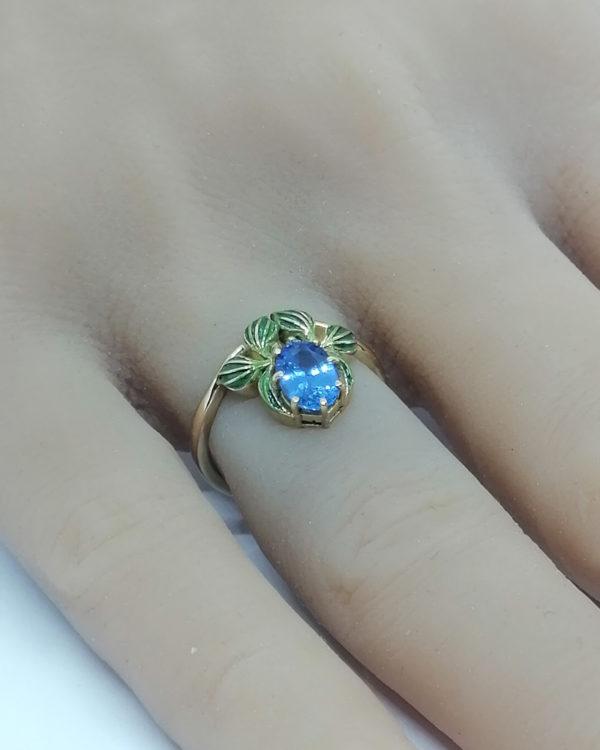 Bague or jaune, avec saphir de Ceylan, et travail de feuillage en émaillé, Art Nouveau, vers 1900. – Image 4
