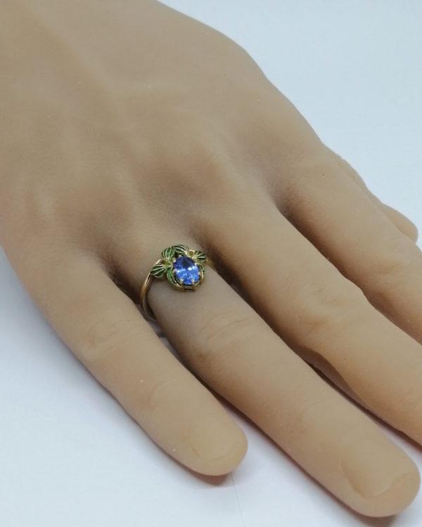 Bague or jaune, avec saphir de Ceylan, et travail de feuillage en émaillé, Art Nouveau, vers 1900. – Image 5
