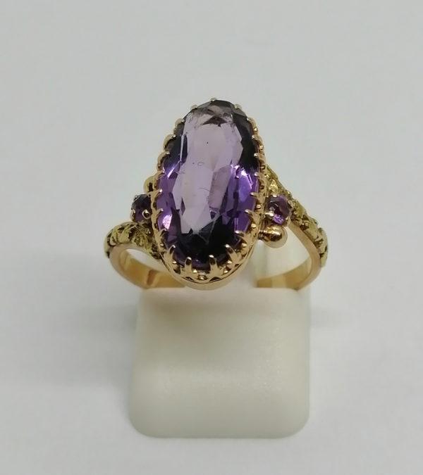 Bague en or jaune et vert, avec améthystes dans sertie couronne, vers 1900-20.