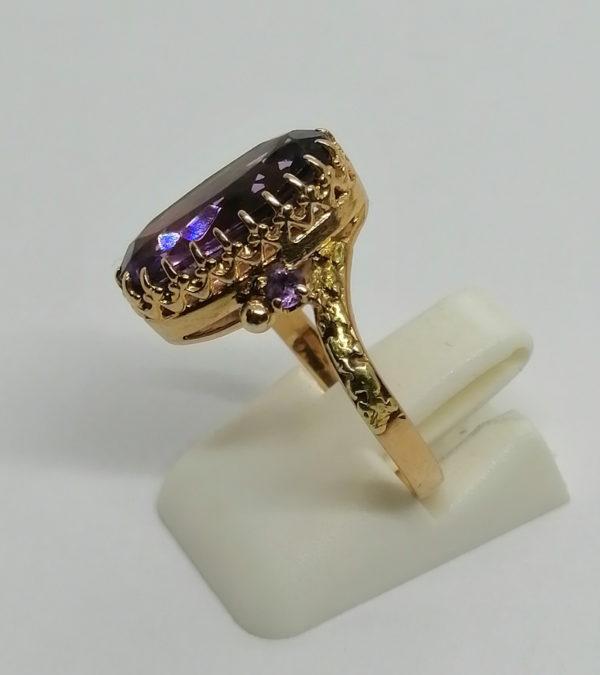 Bague en or jaune et vert, avec améthystes dans sertie couronne, vers 1900-20. – Image 2