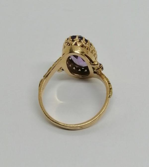 Bague en or jaune et vert, avec améthystes dans sertie couronne, vers 1900-20. – Image 3