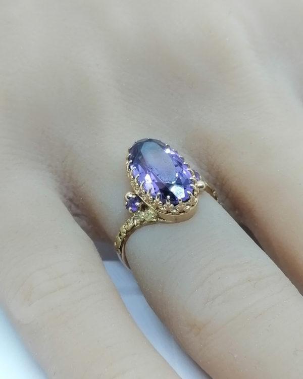 Bague en or jaune et vert, avec améthystes dans sertie couronne, vers 1900-20. – Image 4