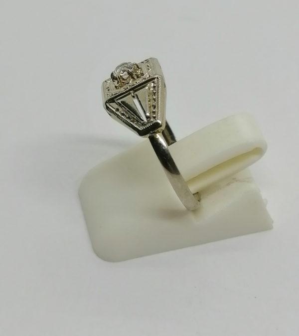 Bague or gris, modèle structuré et ajouré, avec saphir blanc facetté, vers 1930. – Image 2