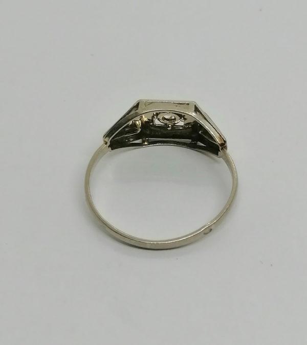Bague or gris, modèle structuré et ajouré, avec saphir blanc facetté, vers 1930. – Image 3