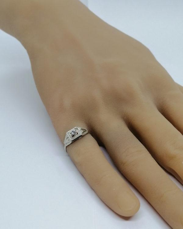 Bague or gris, modèle structuré et ajouré, avec saphir blanc facetté, vers 1930. – Image 5