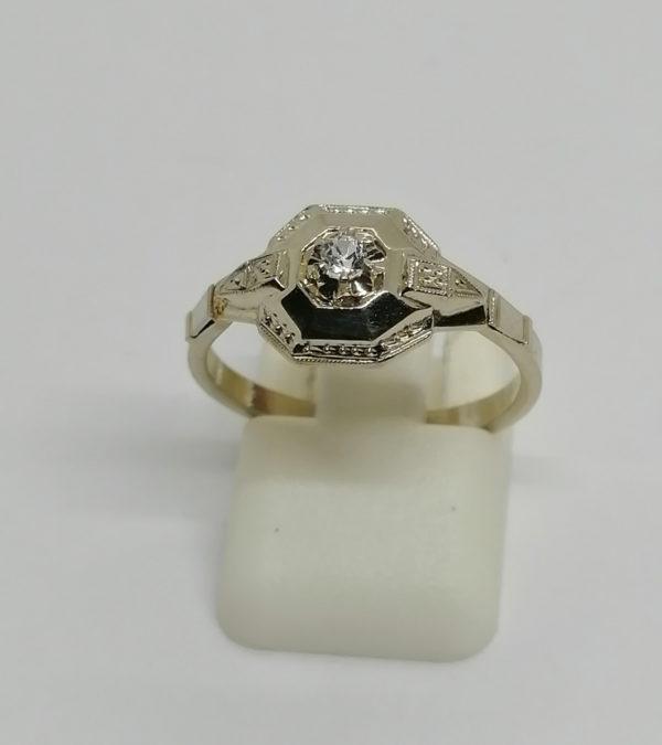 Bague or gris, modèle géométrique, avec saphir blanc taillé, 1930.